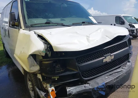 2017 Chevrolet Express 2500 Work Van z USA, uszkodzony, nr VIN 1GCWGAFF2H1107757